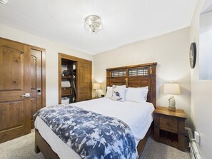 1 chambre, fer et planche à repasser, accès au Wi-Fi (inclus)