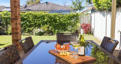 Whitesands Hideaway - walking distance to the beach