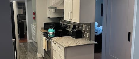 Four à micro-ondes, un four, surface de cuisson, lave-vaisselle
