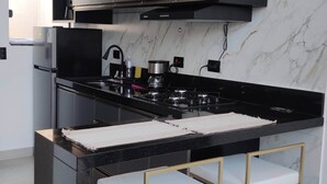 Coffee/tea maker, fridge, stovetop, cookware/dishes/utensils - Luxury Loft in Peruíbe with Home Office, Wi-Fi and TV, 5 minutes from the beach (Peruíbe)