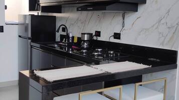 Geladeira, cooktop, cafeteira/chaleira
