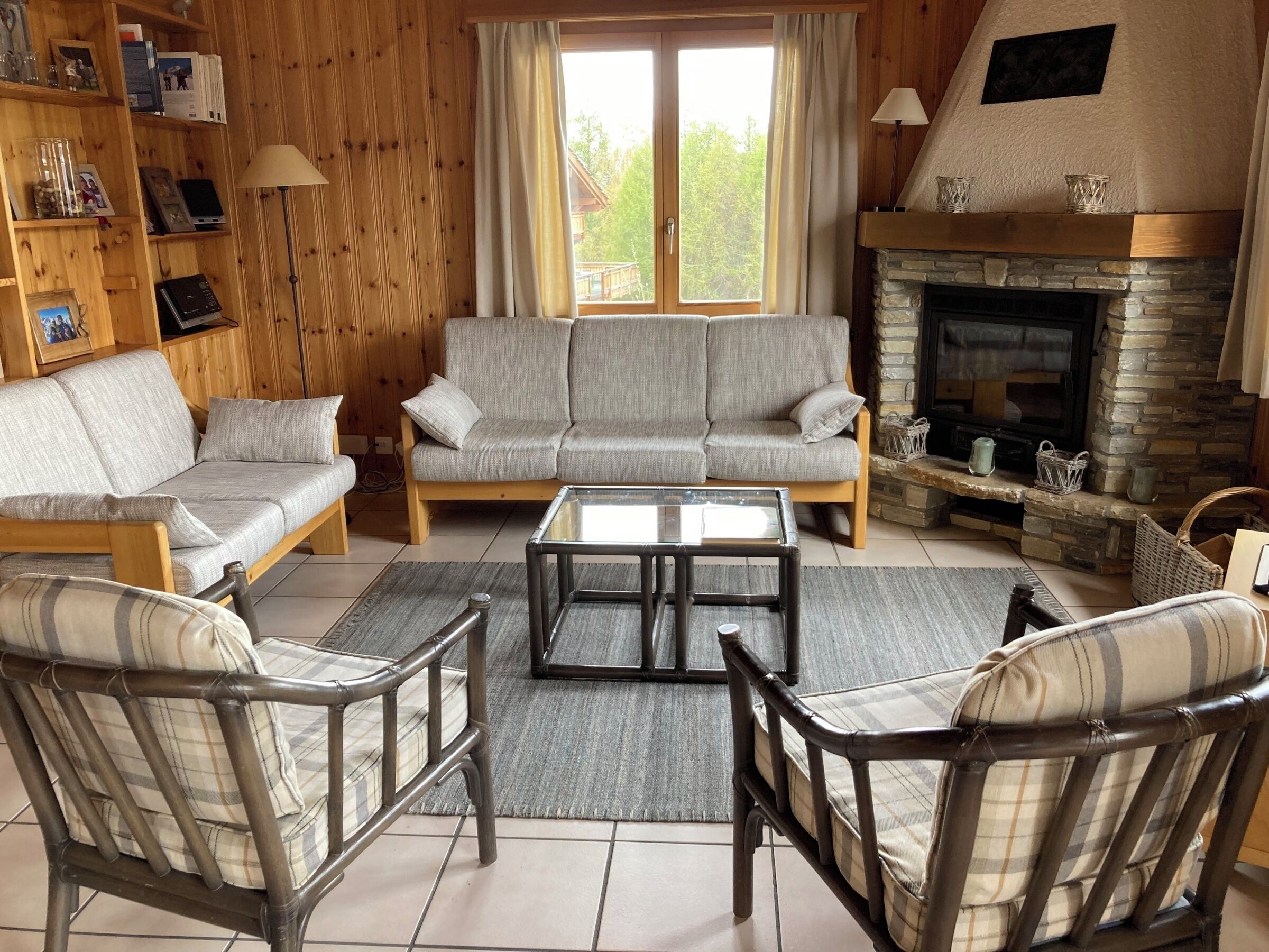 Televisie, een open haard en een dvd-speler