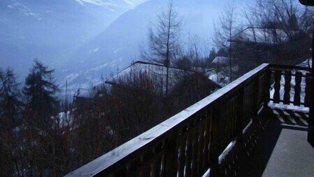 A balcony with a view of snow-covered mountains and a clear sky. - Nice new chalet for rent in Les Collons (Vex)