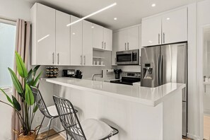 Een koelkast, een magnetron, een oven, een kookplaat