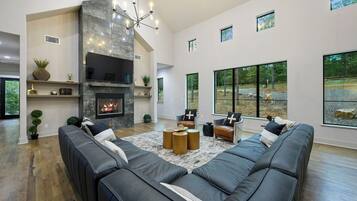 智能電視、壁爐、足球機