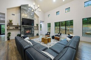 スマートテレビ、暖炉、テーブルサッカー台