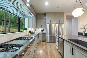 冷蔵庫、電子レンジ、オーブン、コンロ