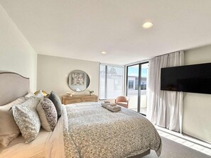 Desk, iron/ironing board, travel crib, WiFi - Supreme on Marine - Beachfront! (Mount Maunganui)