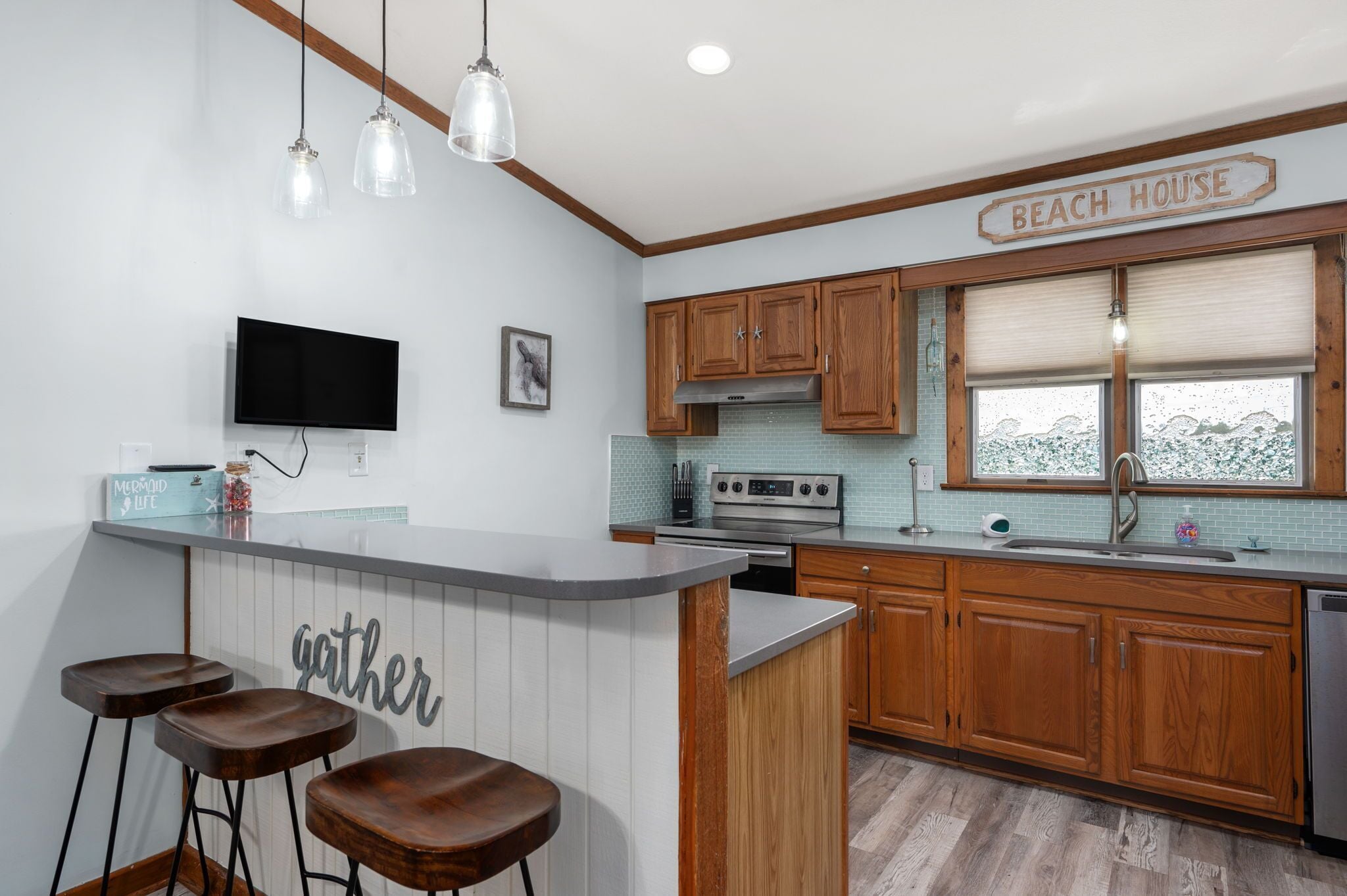 Réfrigérateur, four à micro-ondes, un four, surface de cuisson