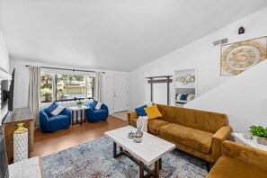 Smart TV, fireplace - Cozy Cabin Retreat in the Pines – Minutes from Downtown Flagstaff (Flagstaff)