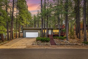 Exterior - Cozy Cabin Retreat in the Pines – Minutes from Downtown Flagstaff (Flagstaff)