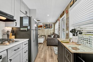 Refrigerador, microondas, horno y parrilla de estufa 