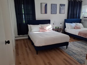 5 dormitorios, escritorio, tabla de planchar con plancha y cuna de viaje