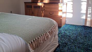 5 bedrooms, desk, iron/ironing board, travel crib