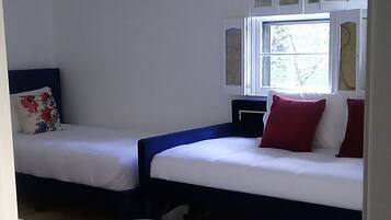 5 soverom, skrivebord, strykejern/-brett og reiseseng for barn