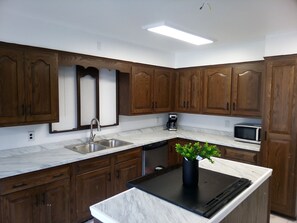 Frigorífico, microondas, horno y placa de cocina