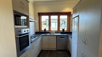 Frigorífic, microones, forn i placa de cuina