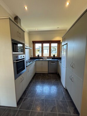 Frigorífico, microondas, horno y placa de cocina