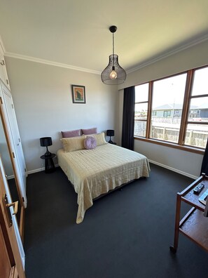 3 bedrooms, in-room safe, free WiFi, bed sheets - Classic, Comfy and Cosy 1922 Bungalow, with modern comforts, in Featherston. (Featherston)