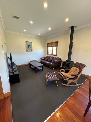 TV connectée, cheminée, livres