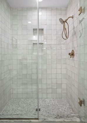 Dusche, Haartrockner, HandtĂŒcher