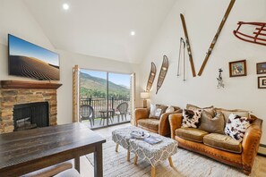 Smart TV, fireplace