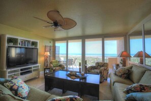 Smart-tv, ett bordtennisbord och en stereo