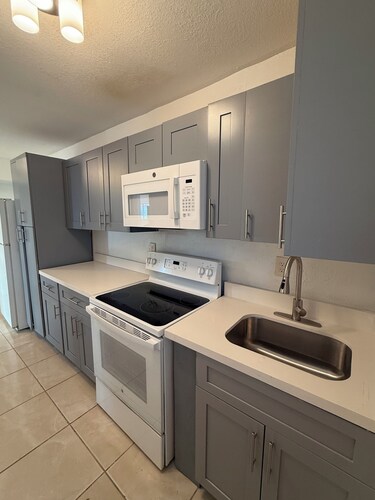 Serene chalet with AC in vibrant Miami