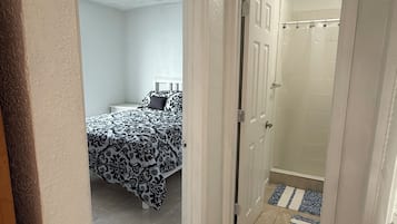 2 bedrooms, iron/ironing board, WiFi