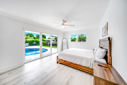 Heated Pool+Waterfront! Close 2 Beach+Restaurants!