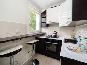 Fridge, microwave, oven, stovetop - Park Źródliska Spacious Apartment (Łódź)
