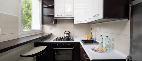 Refrigerador, microondas, horno y parrilla de estufa