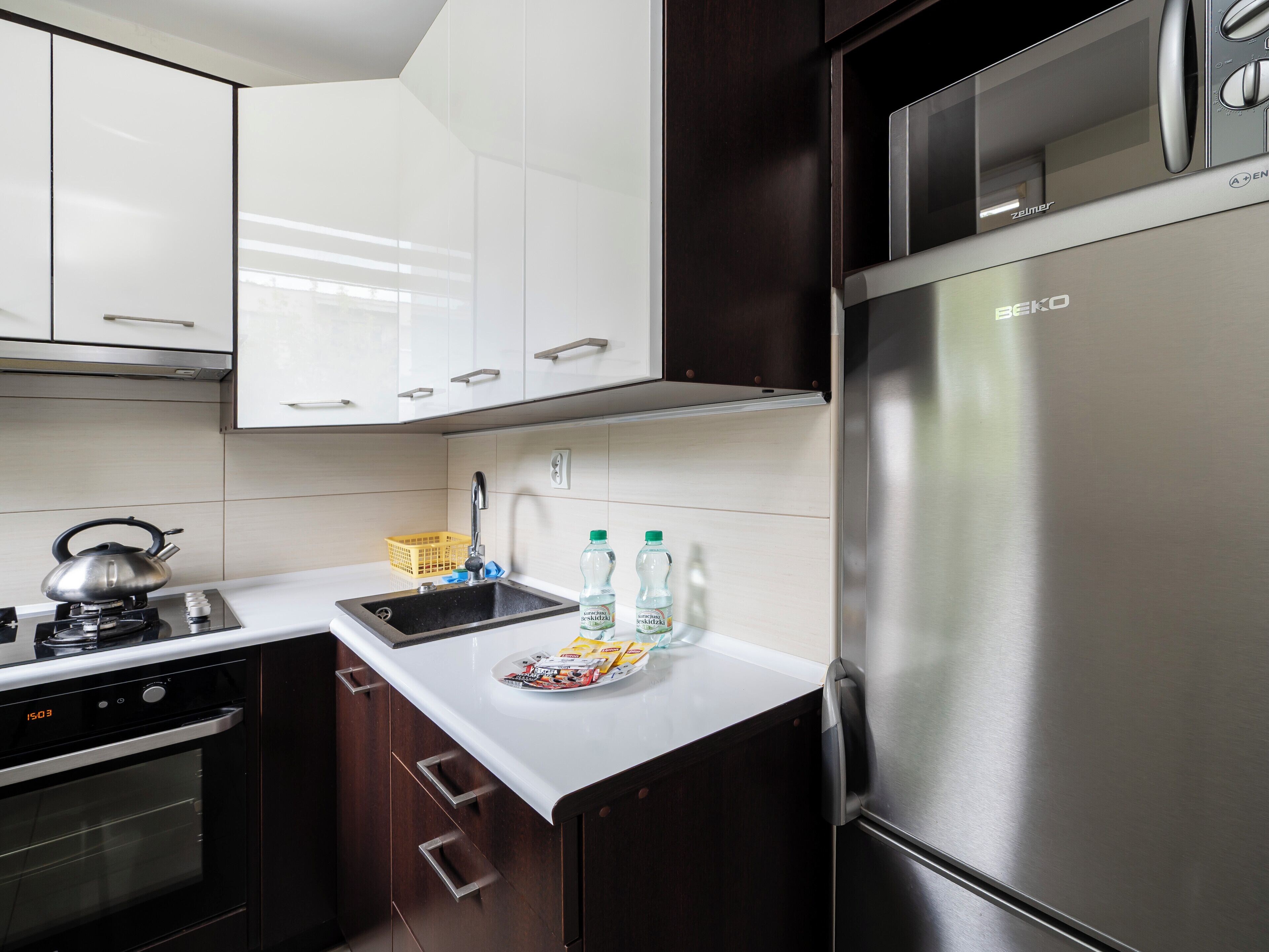 Refrigerador, microondas, horno, placa de cocina