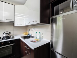 Kühlschrank, Mikrowelle, Ofen, Herdplatte