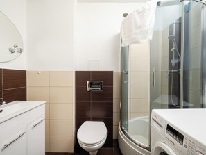 Dusche, Haartrockner, Handtücher
