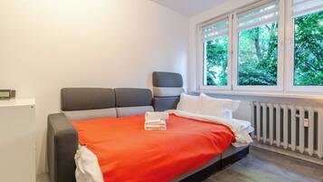 Tabla de planchar con plancha, wifi y ropa de cama