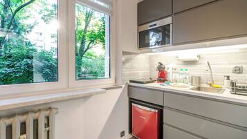 Refrigerador, microondas, placa de cocina, cafetera/tetera