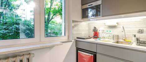 Kylskåp, mikrovågsugn, spishäll och kaffe- och tebryggare