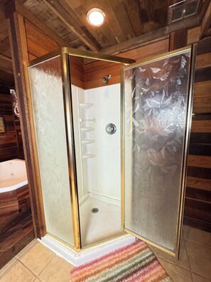 Banheira de hidromassagem, secador de cabelo, toalhas de banho, sabonete