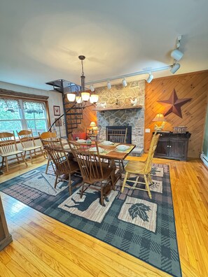 Dining - Spectacular Views•Jacuzzi•Firepit•Fireplace•Deck (Lake Harmony)