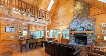 Kingfisher Cove!! Private hot tub + community pool