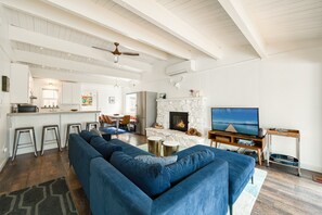 TV, fireplace