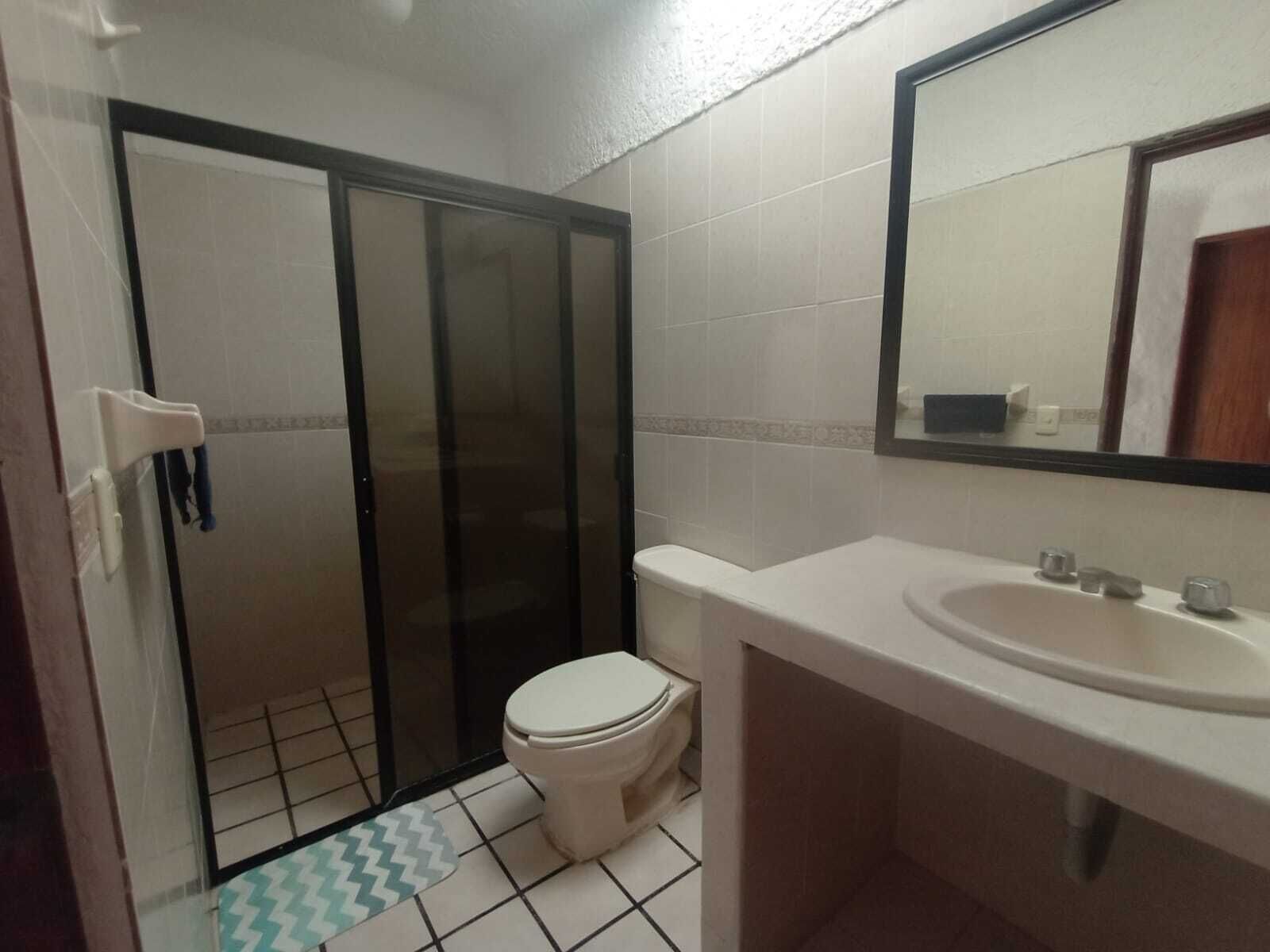 Douche, serviettes fournies, savon, shampoing