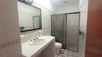 Chuveiro, toalhas de banho, sabonete, shampoo