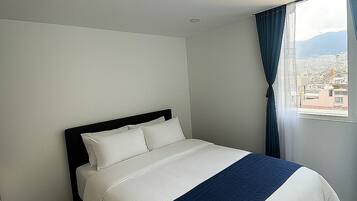 2 bedrooms, iron/ironing board, internet, bed sheets