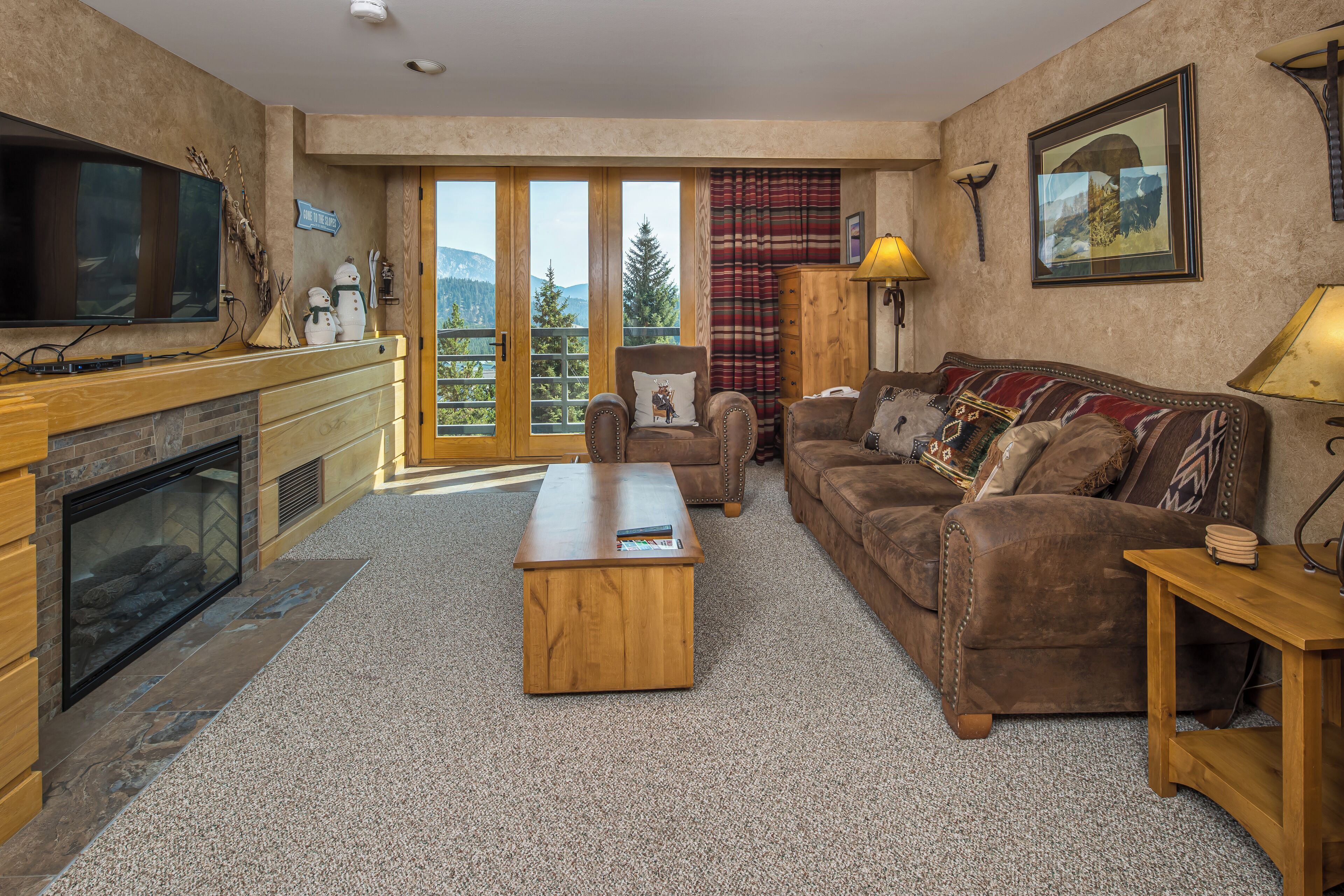 Televisión y chimenea 