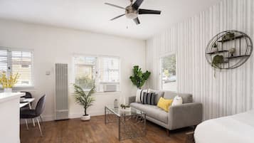 Economy Apartment | Living area