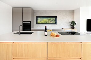 Geladeira, micro-ondas, fogão, cooktop