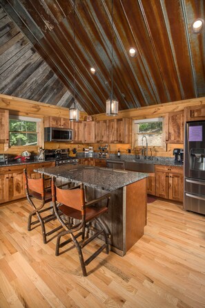 Fridge, microwave, oven, stovetop - High Country Log Cabin Charm in Banner Elk (Banner Elk)