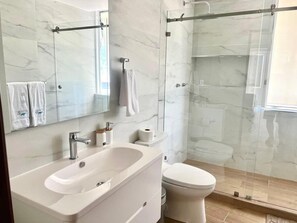 Dusche, Handtücher, Seife, Shampoo